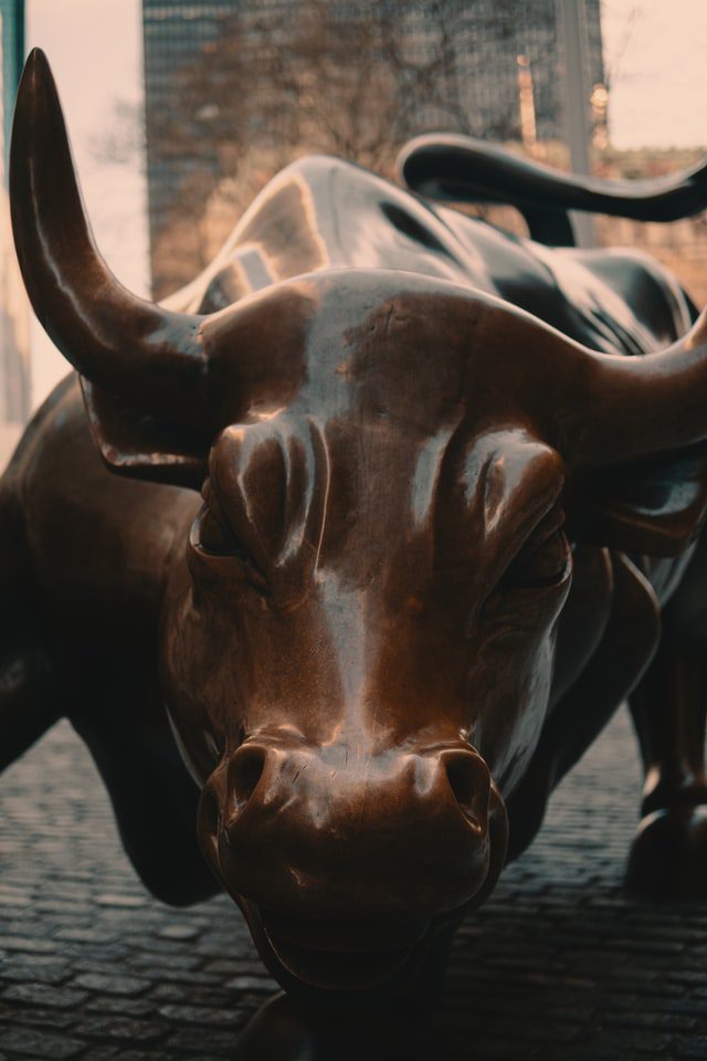 image of the bull outside the New York Stock Exchange
